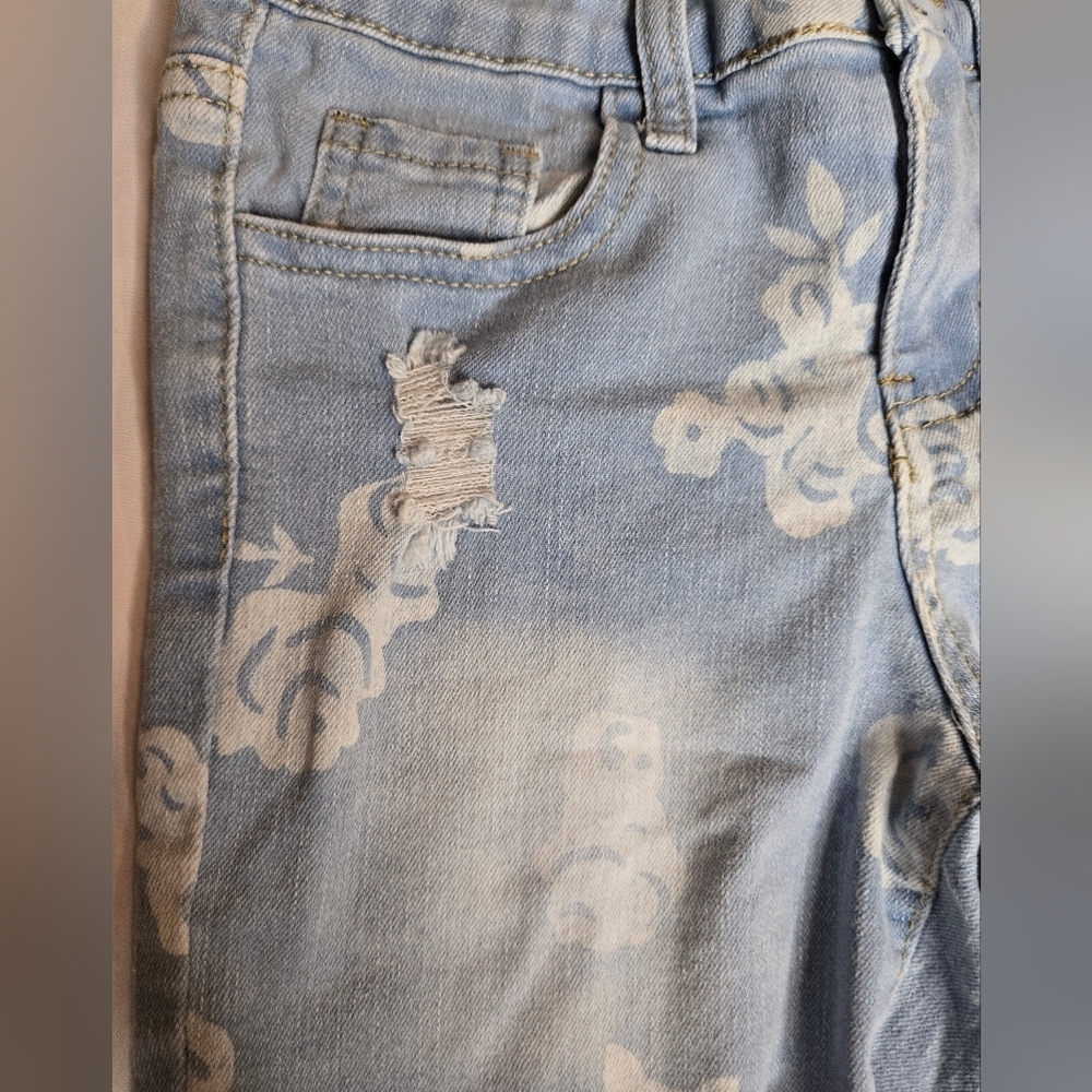 🌸 Floral Light Wash Distressed Denim Shorts - Girls Size 8 NWOT 🌸 - Picture 2 of 7